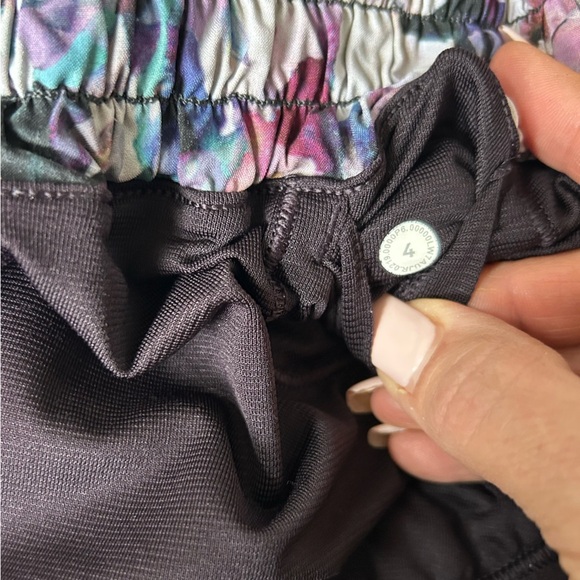 Lululemon cool colored floral pattern running track shorts size 4 - Picture 6 of 7